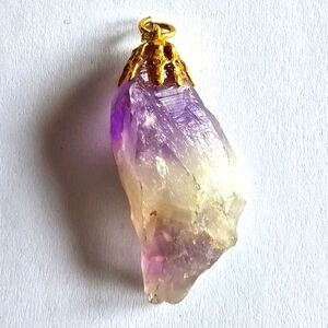 Vintage purple crystal pendant point amethyst? gold tone metal